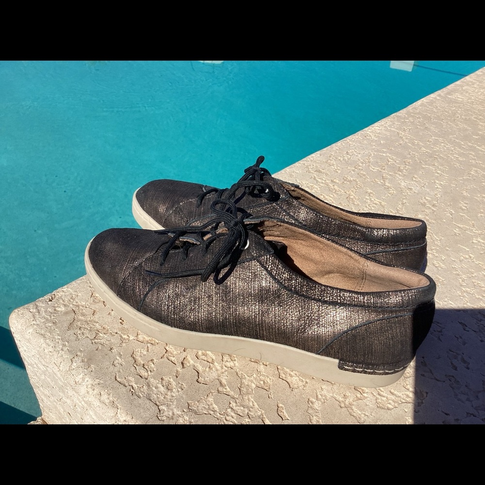 Clarks - Picture 3 of 4